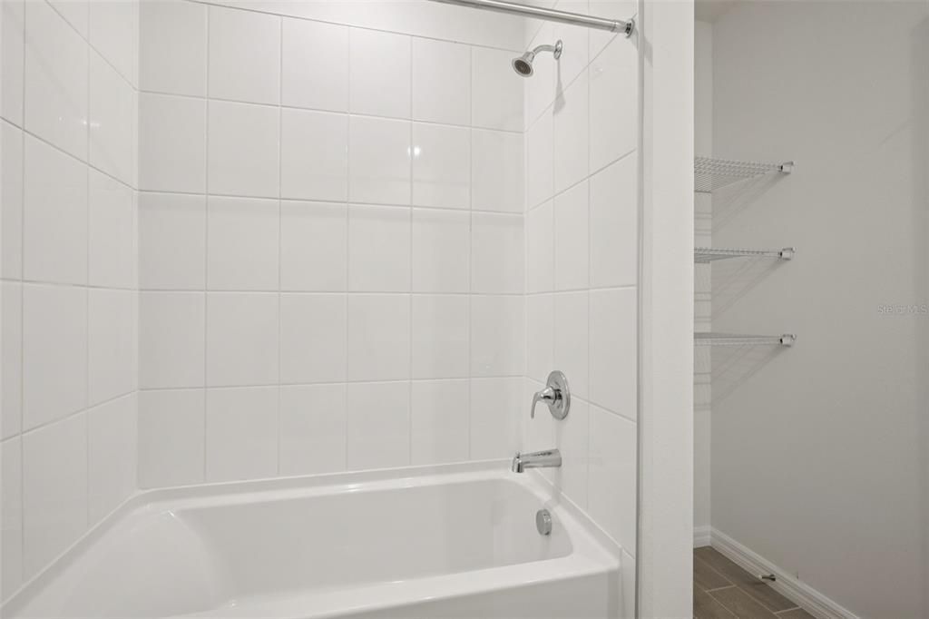 Activo con contrato: $344,070 (4 camas, 2 baños, 1710 Pies cuadrados)