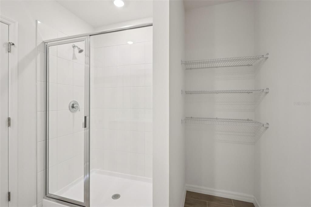 Activo con contrato: $344,070 (4 camas, 2 baños, 1710 Pies cuadrados)