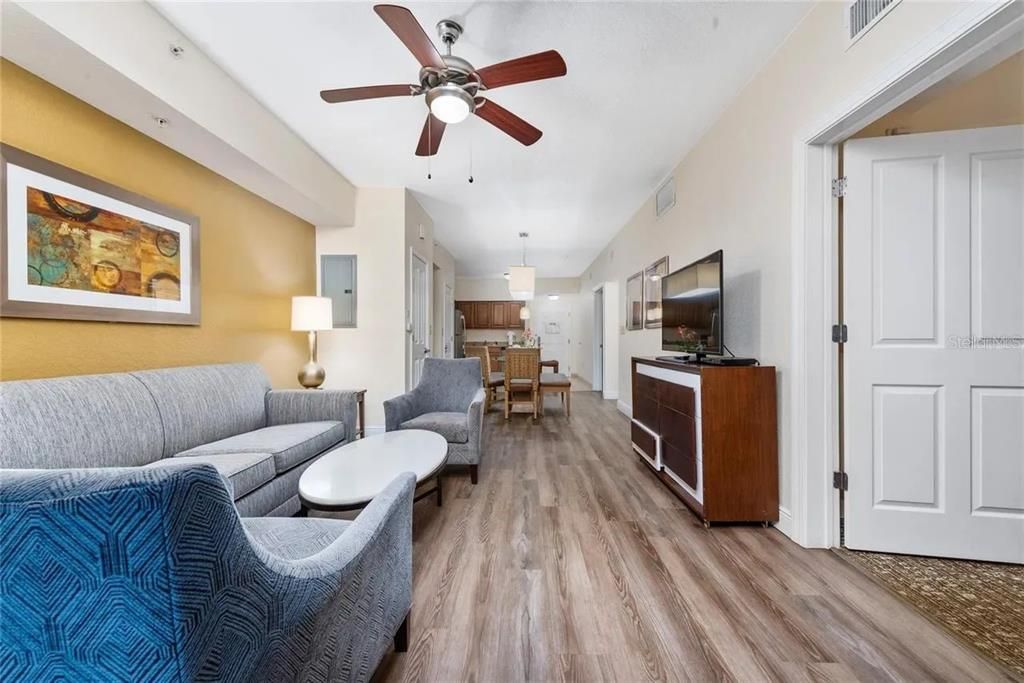 待售: $178,000 (2 贝兹, 2 浴室, 957 平方英尺)