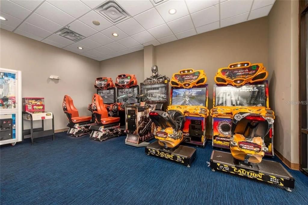 待售: $178,000 (2 贝兹, 2 浴室, 957 平方英尺)