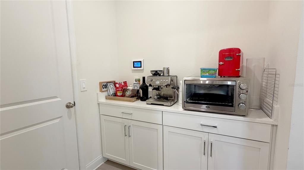 En Venta: $559,000 (4 camas, 3 baños, 2710 Pies cuadrados)