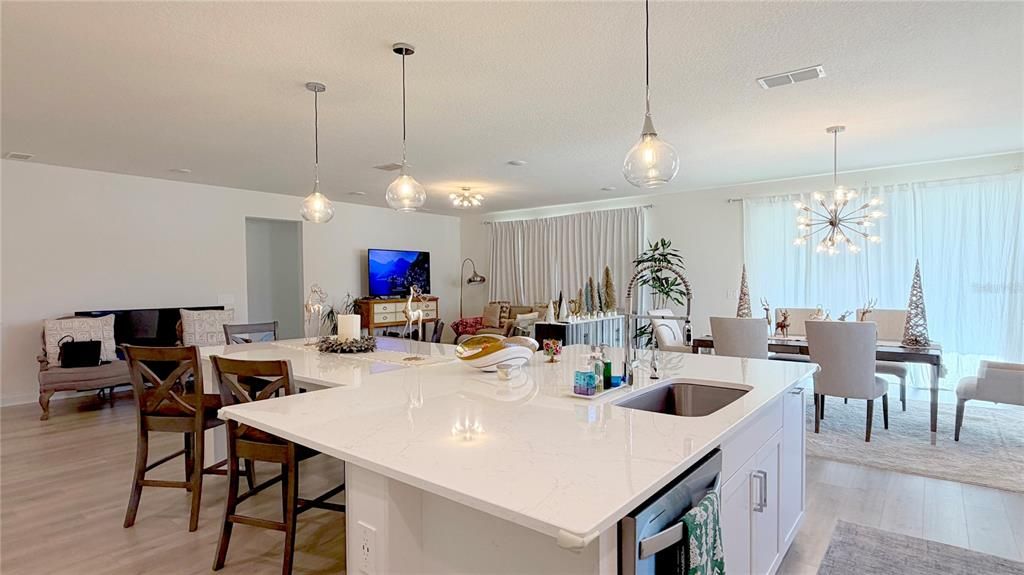 En Venta: $559,000 (4 camas, 3 baños, 2710 Pies cuadrados)