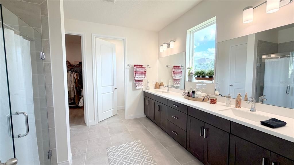 En Venta: $559,000 (4 camas, 3 baños, 2710 Pies cuadrados)