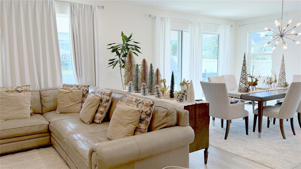 En Venta: $559,000 (4 camas, 3 baños, 2710 Pies cuadrados)