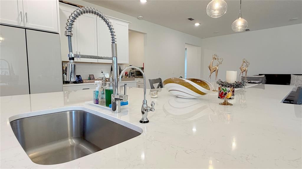 En Venta: $559,000 (4 camas, 3 baños, 2710 Pies cuadrados)