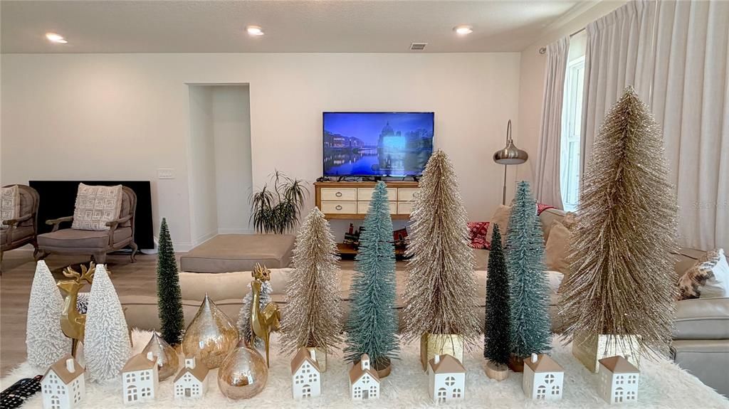 En Venta: $559,000 (4 camas, 3 baños, 2710 Pies cuadrados)