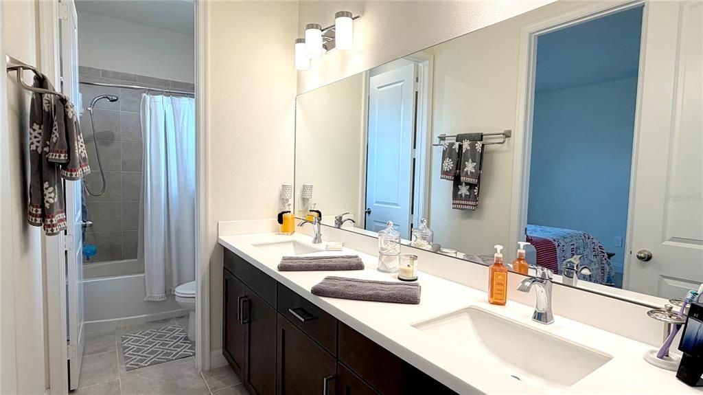 En Venta: $559,000 (4 camas, 3 baños, 2710 Pies cuadrados)