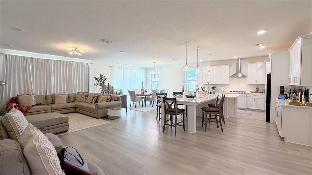 En Venta: $559,000 (4 camas, 3 baños, 2710 Pies cuadrados)