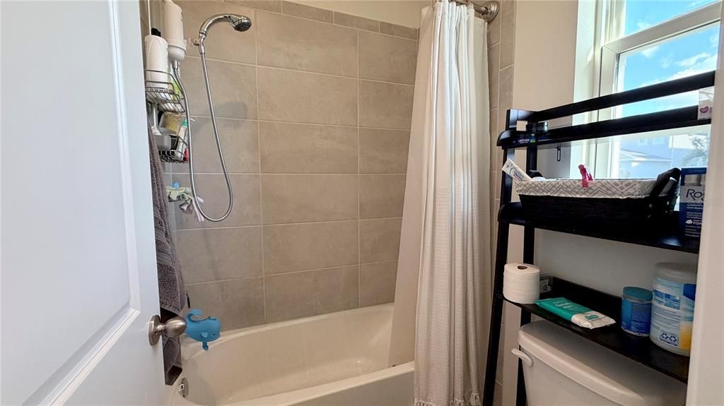 En Venta: $559,000 (4 camas, 3 baños, 2710 Pies cuadrados)