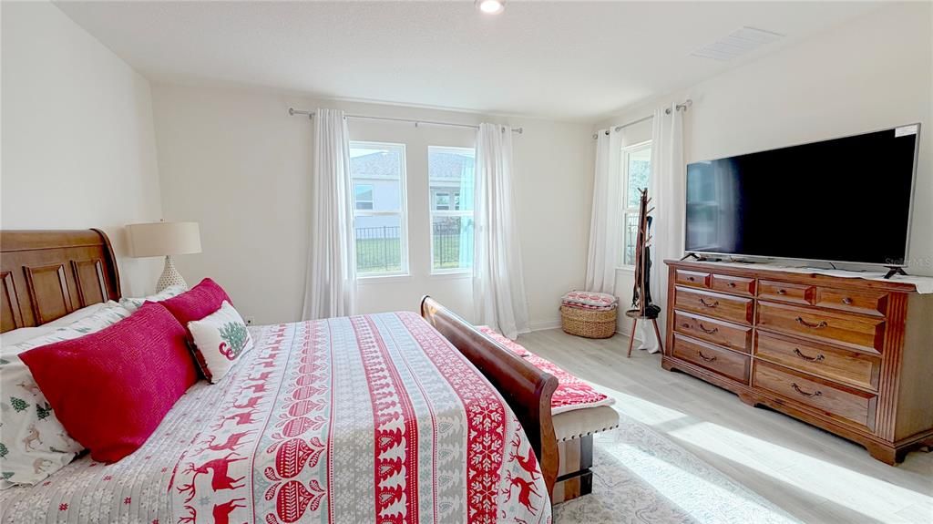 En Venta: $559,000 (4 camas, 3 baños, 2710 Pies cuadrados)