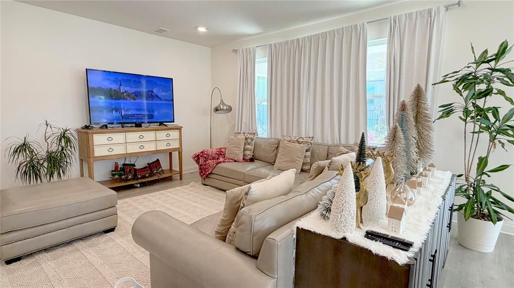 En Venta: $559,000 (4 camas, 3 baños, 2710 Pies cuadrados)