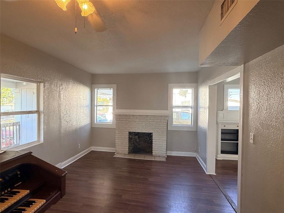 出租: $2,450 (3 贝兹, 1 浴室, 1442 平方英尺)