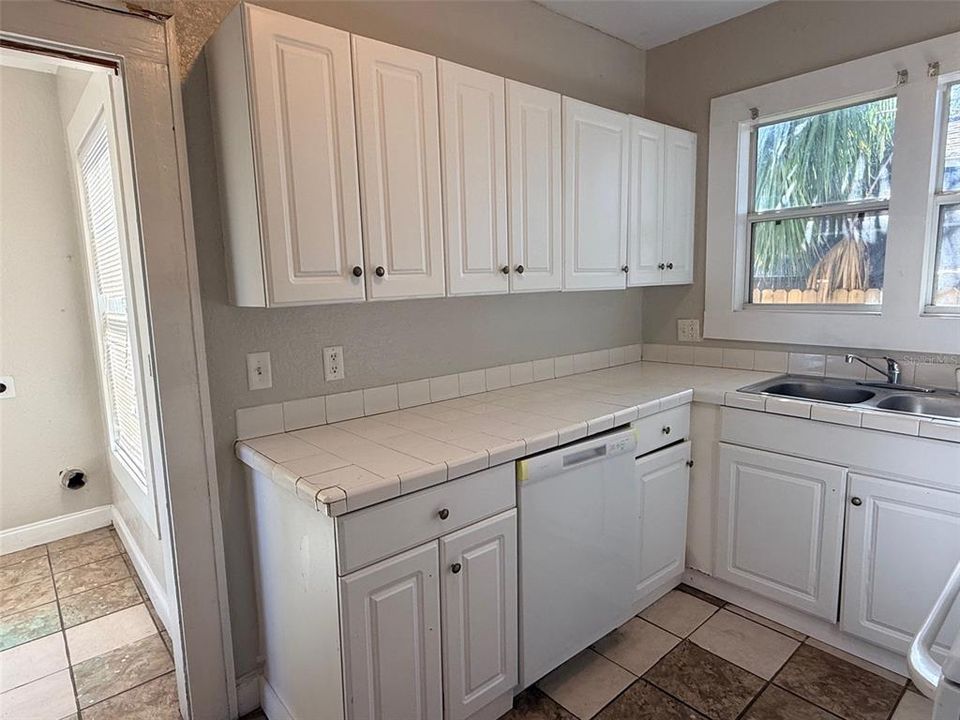 出租: $2,450 (3 贝兹, 1 浴室, 1442 平方英尺)