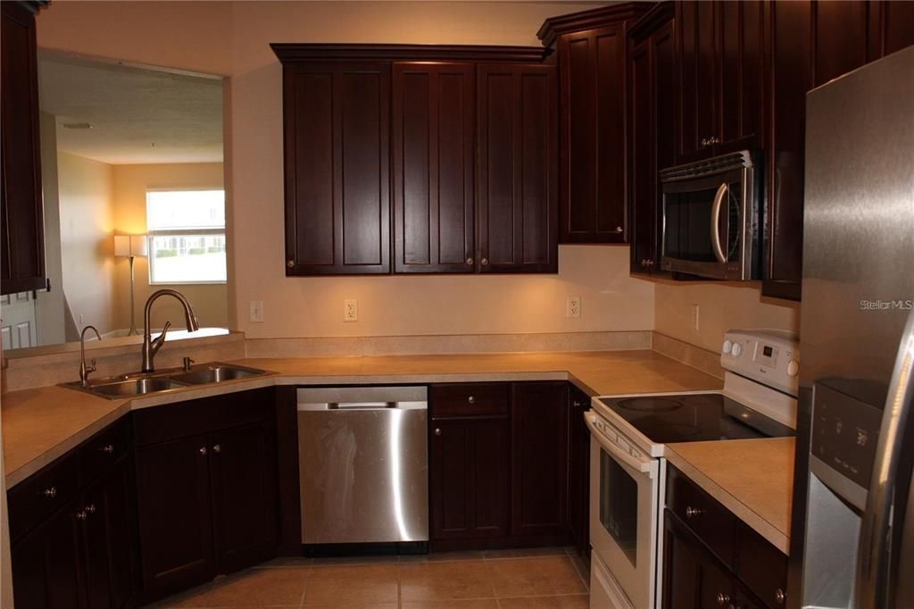 For Rent: $2,150 (3 beds, 2 baths, 1954 Square Feet)