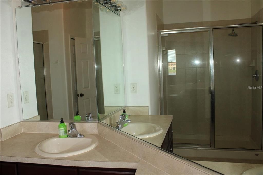 For Rent: $2,150 (3 beds, 2 baths, 1954 Square Feet)