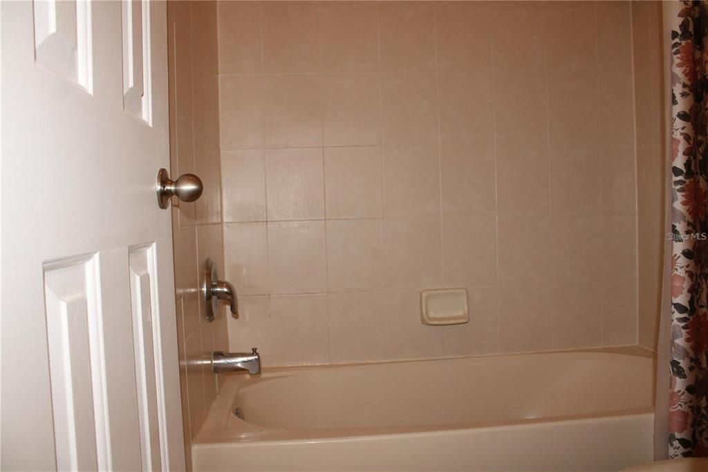 For Rent: $2,150 (3 beds, 2 baths, 1954 Square Feet)