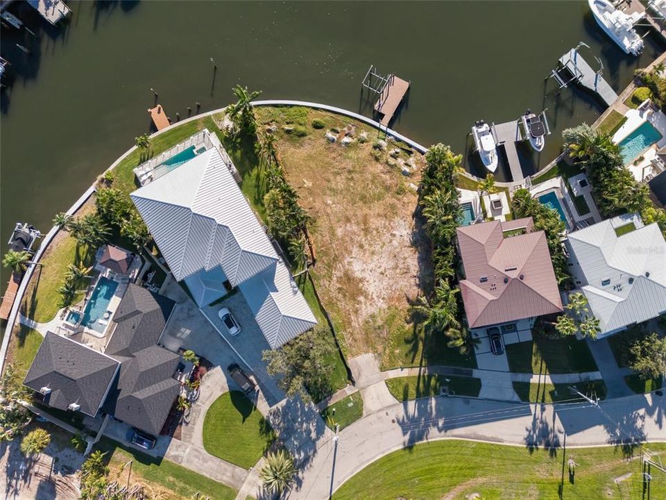 На продажу: $1,099,999 (0.29 acres)