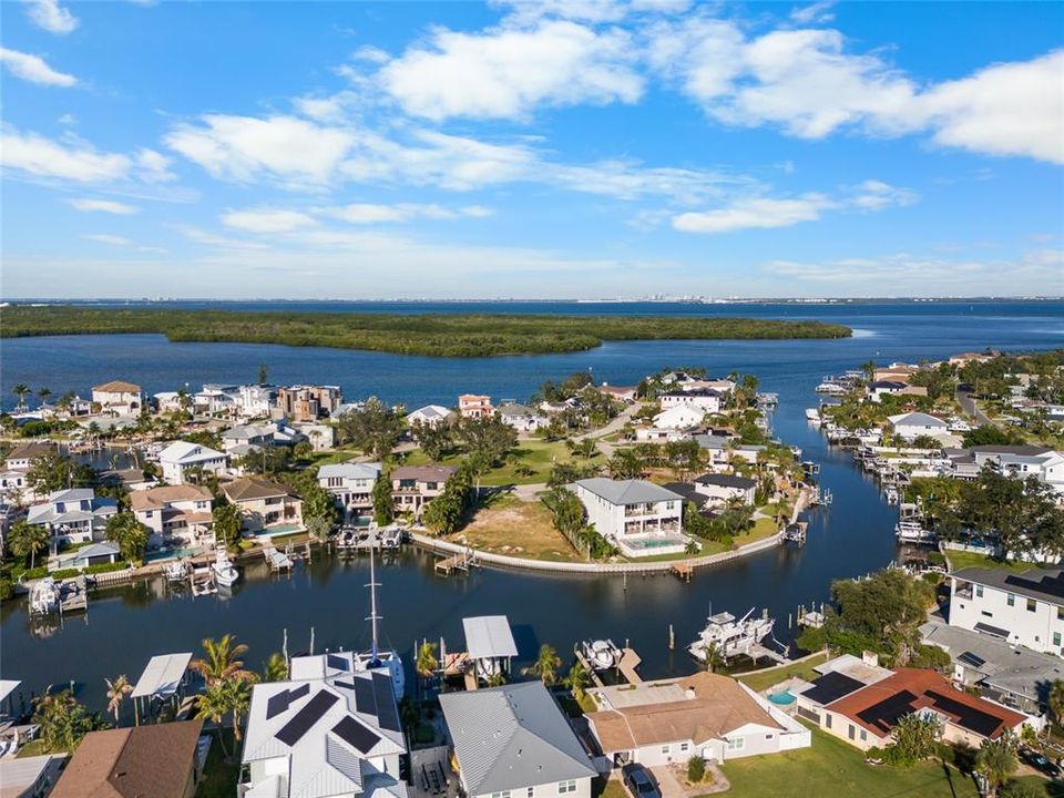 На продажу: $1,099,999 (0.29 acres)