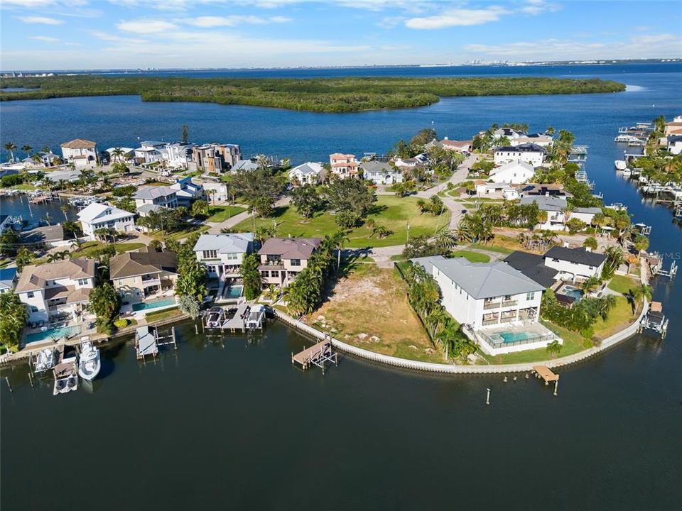 На продажу: $1,099,999 (0.29 acres)