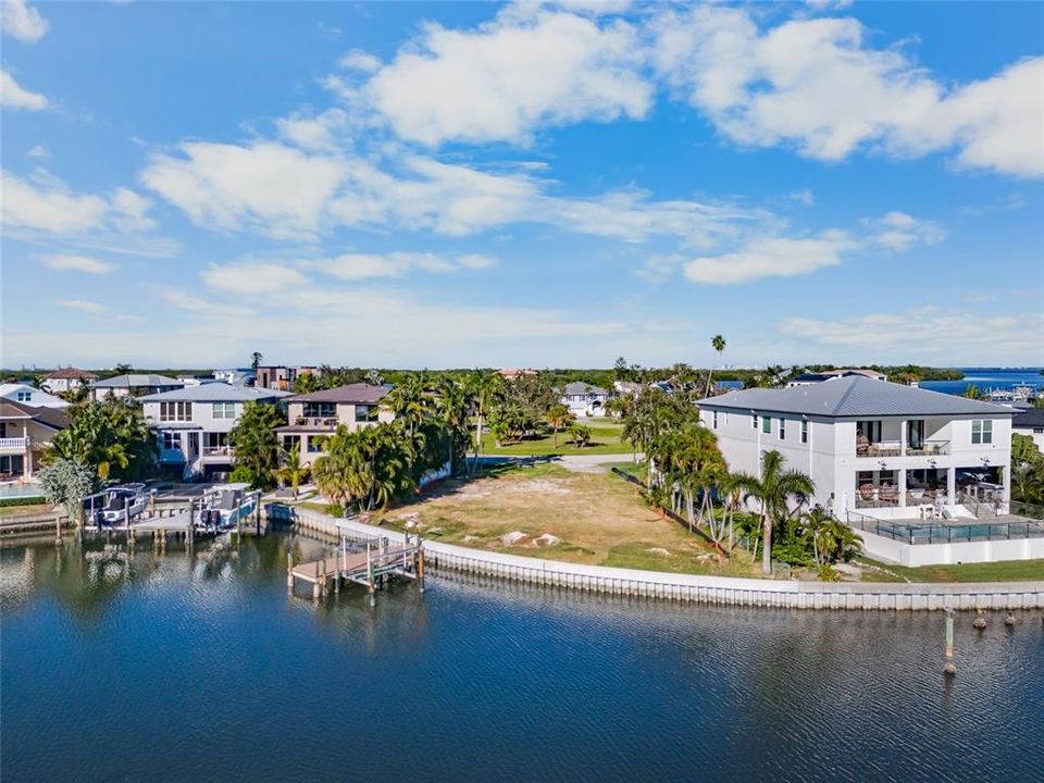 На продажу: $1,099,999 (0.29 acres)