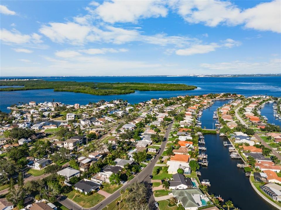 На продажу: $1,099,999 (0.29 acres)