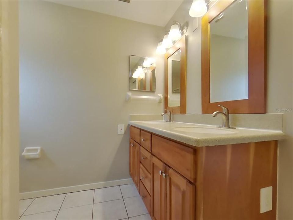 For Rent: $2,669 (4 beds, 2 baths, 1733 Square Feet)