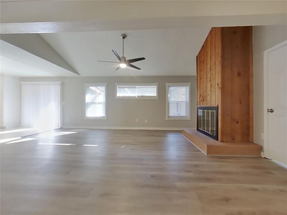 For Rent: $2,669 (4 beds, 2 baths, 1733 Square Feet)