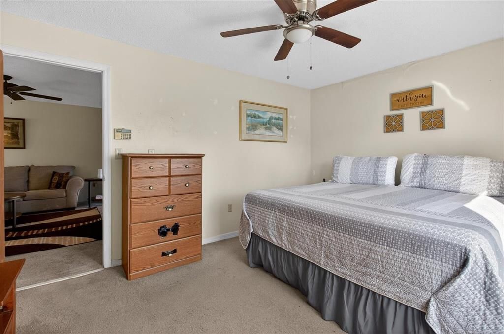 For Sale: $189,900 (2 beds, 2 baths, 988 Square Feet)