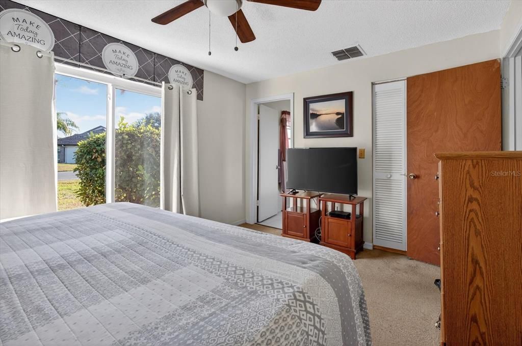 For Sale: $189,900 (2 beds, 2 baths, 988 Square Feet)