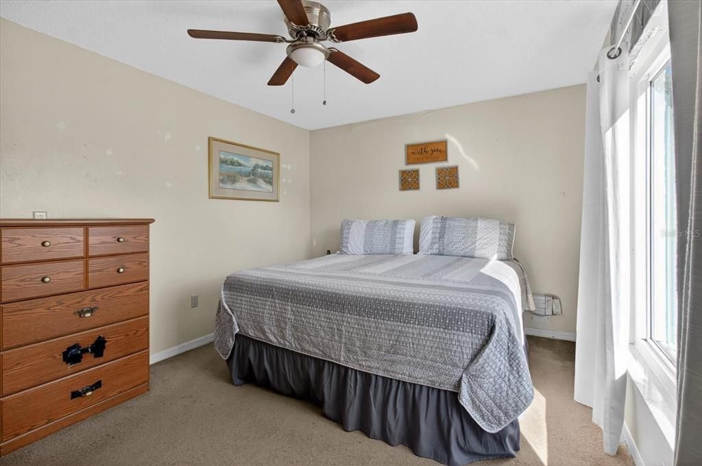 For Sale: $189,900 (2 beds, 2 baths, 988 Square Feet)