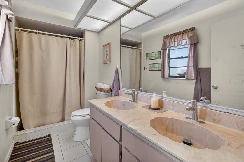 For Sale: $189,900 (2 beds, 2 baths, 988 Square Feet)