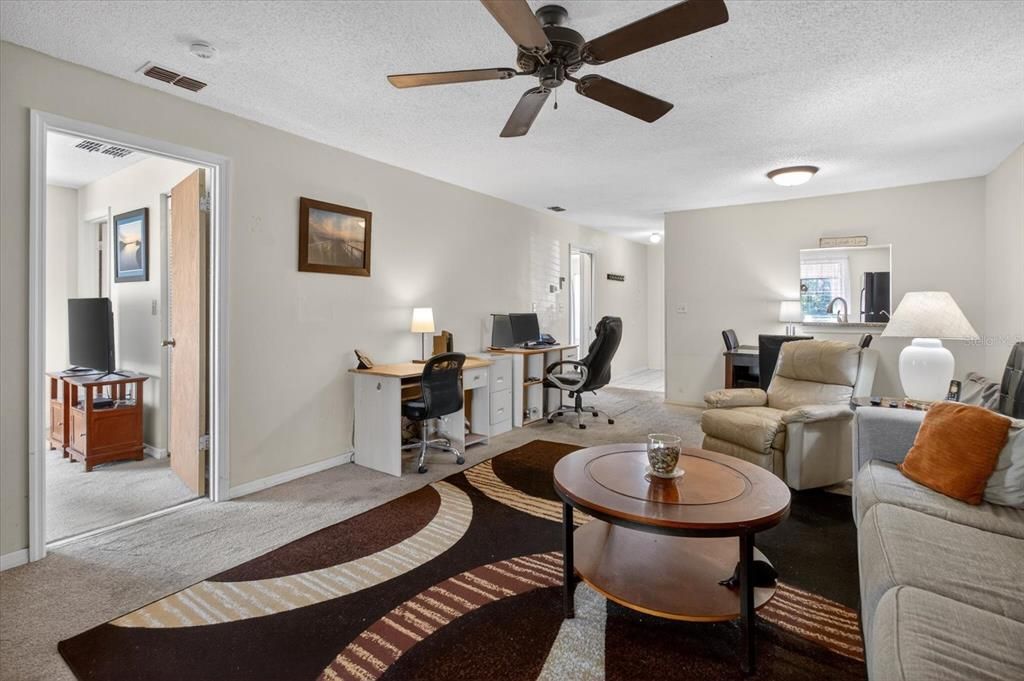 For Sale: $189,900 (2 beds, 2 baths, 988 Square Feet)