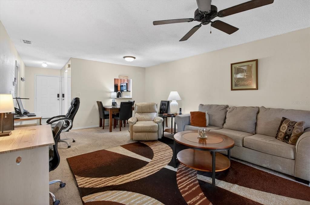 For Sale: $189,900 (2 beds, 2 baths, 988 Square Feet)