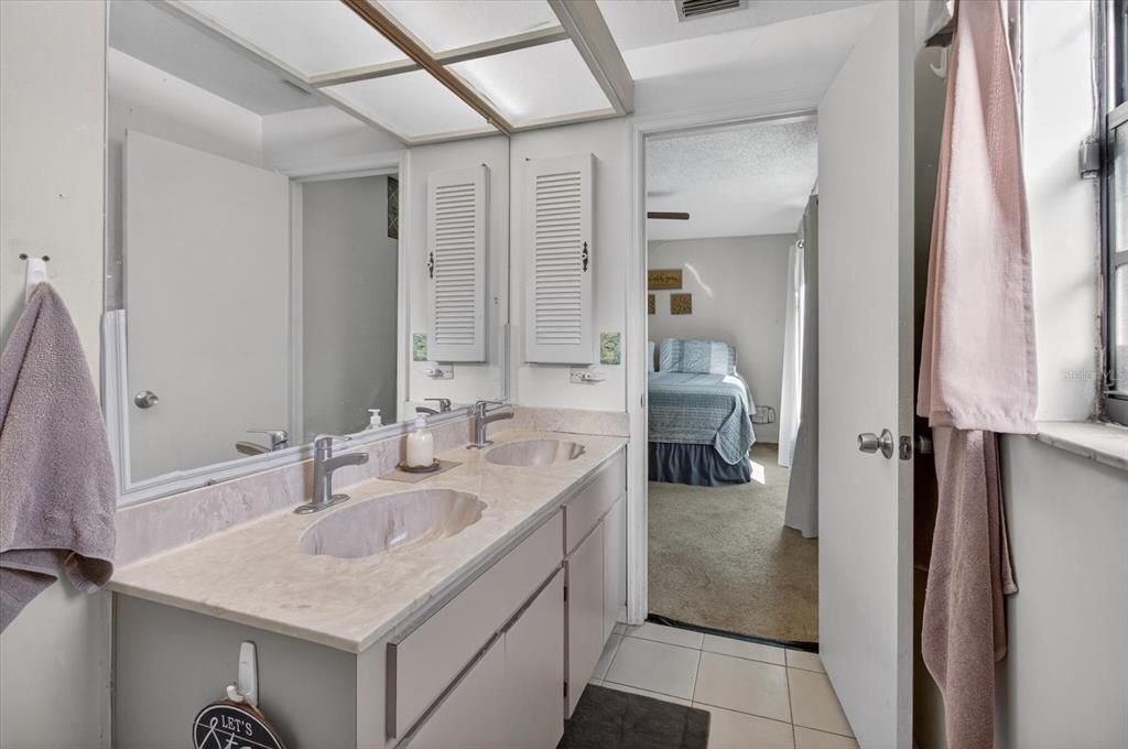 For Sale: $189,900 (2 beds, 2 baths, 988 Square Feet)