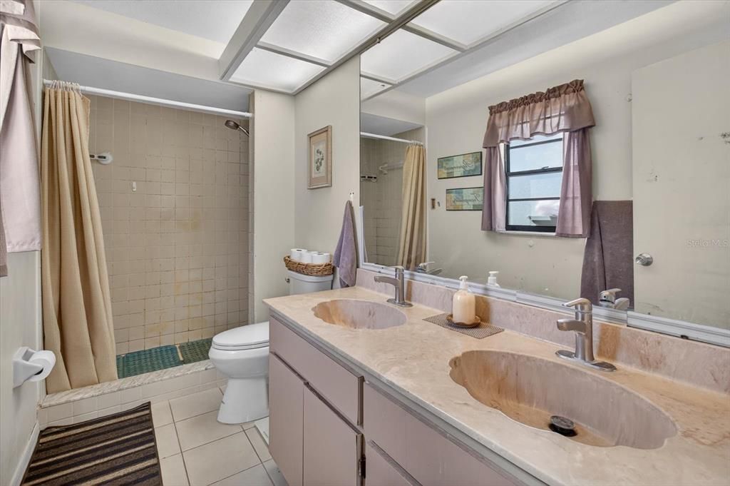 For Sale: $189,900 (2 beds, 2 baths, 988 Square Feet)