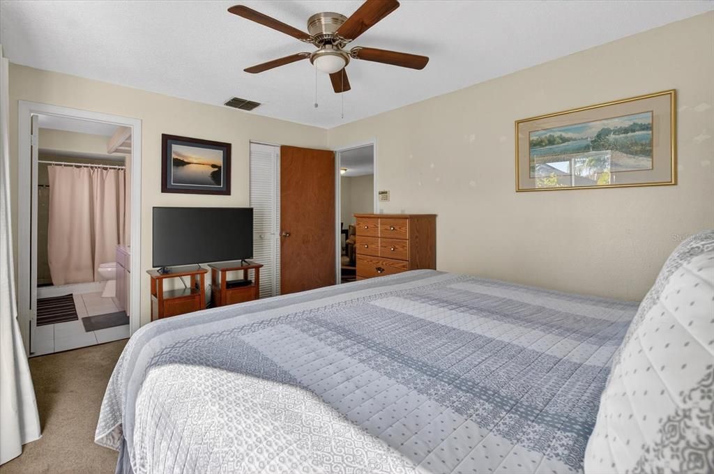 For Sale: $189,900 (2 beds, 2 baths, 988 Square Feet)