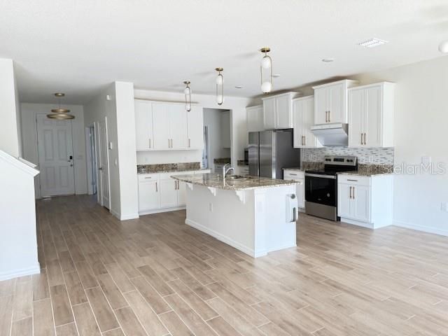 For Rent: $3,200 (5 beds, 3 baths, 2821 Square Feet)