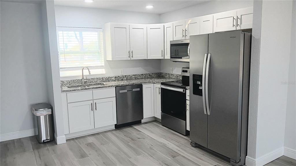 出租: $1,600 (2 贝兹, 1 浴室, 900 平方英尺)