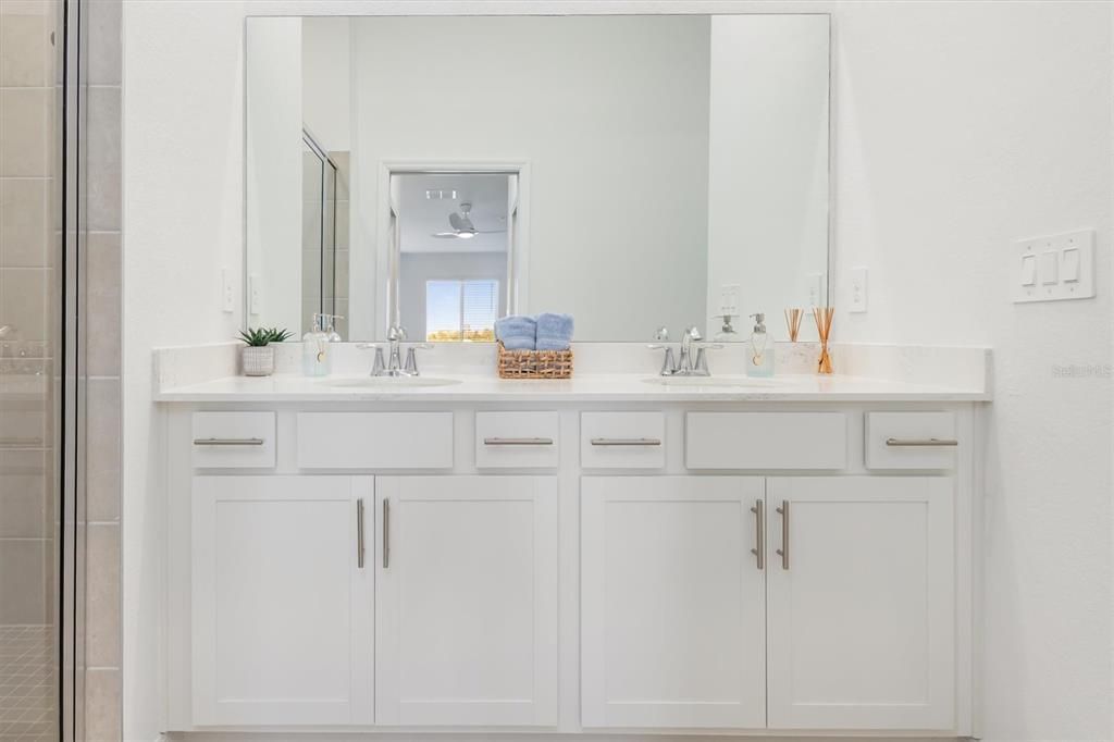 На продажу: $389,000 (2 спален, 2 ванн, 1366 Квадратных фут)