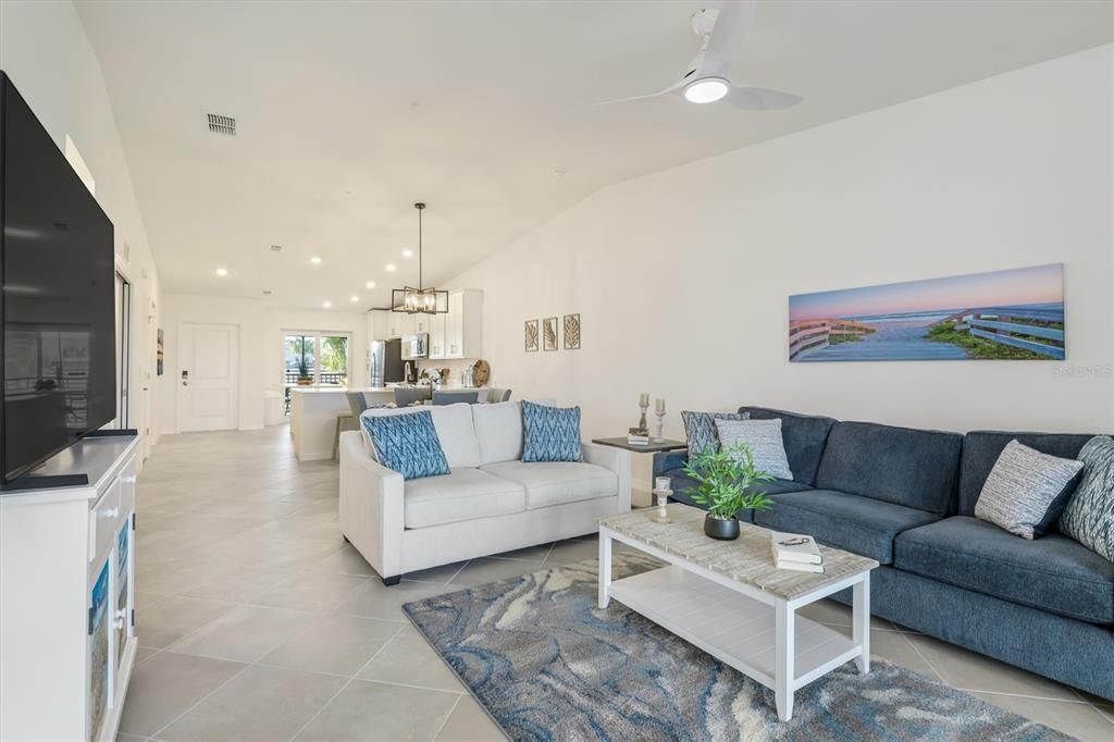 На продажу: $389,000 (2 спален, 2 ванн, 1366 Квадратных фут)