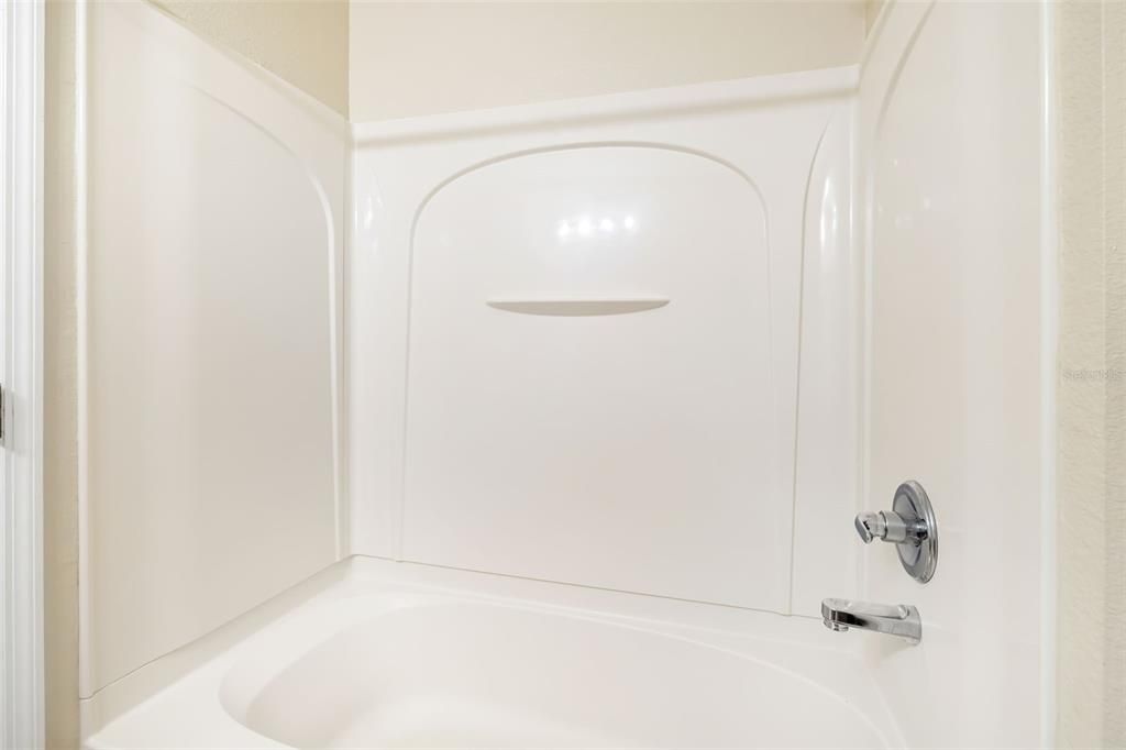 待售: $199,000 (2 贝兹, 2 浴室, 1064 平方英尺)