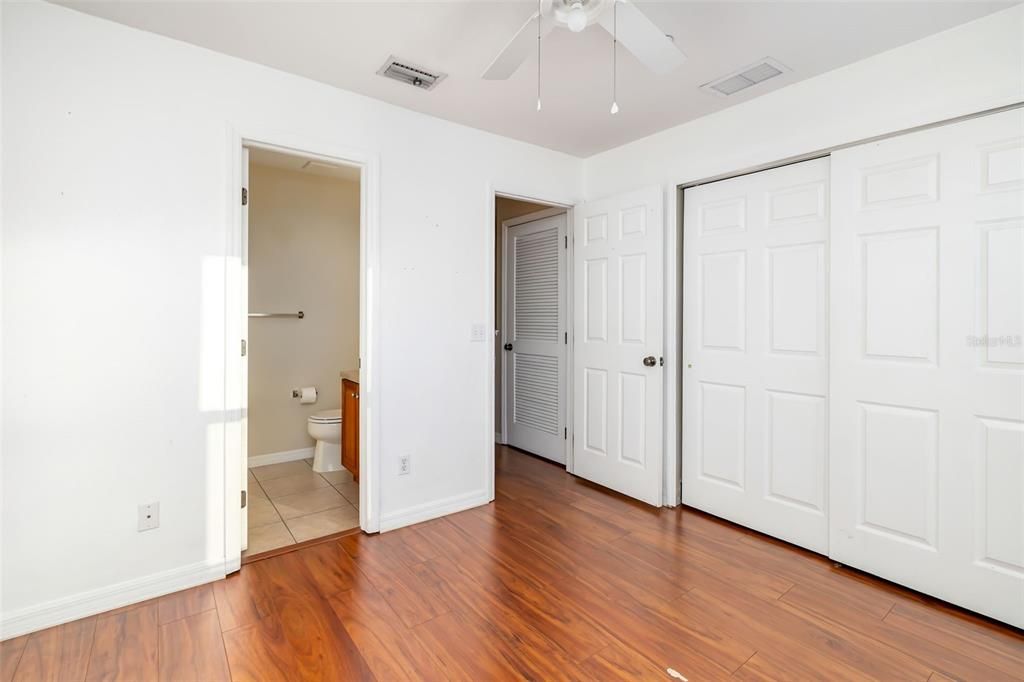 待售: $199,000 (2 贝兹, 2 浴室, 1064 平方英尺)