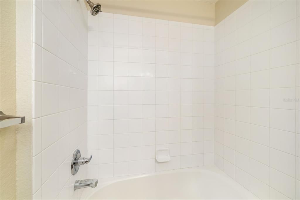 待售: $199,000 (2 贝兹, 2 浴室, 1064 平方英尺)