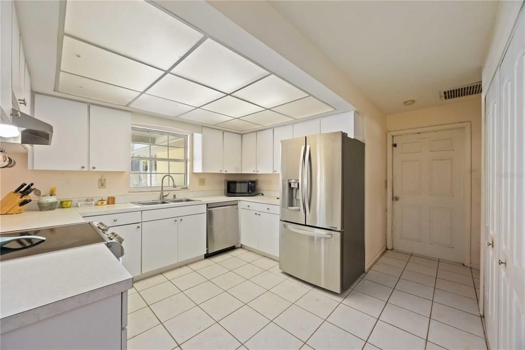 На продажу: $375,000 (3 спален, 2 ванн, 1884 Квадратных фут)