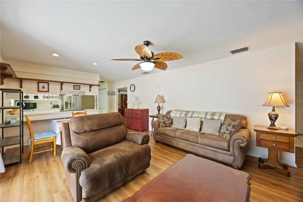 На продажу: $375,000 (3 спален, 2 ванн, 1884 Квадратных фут)