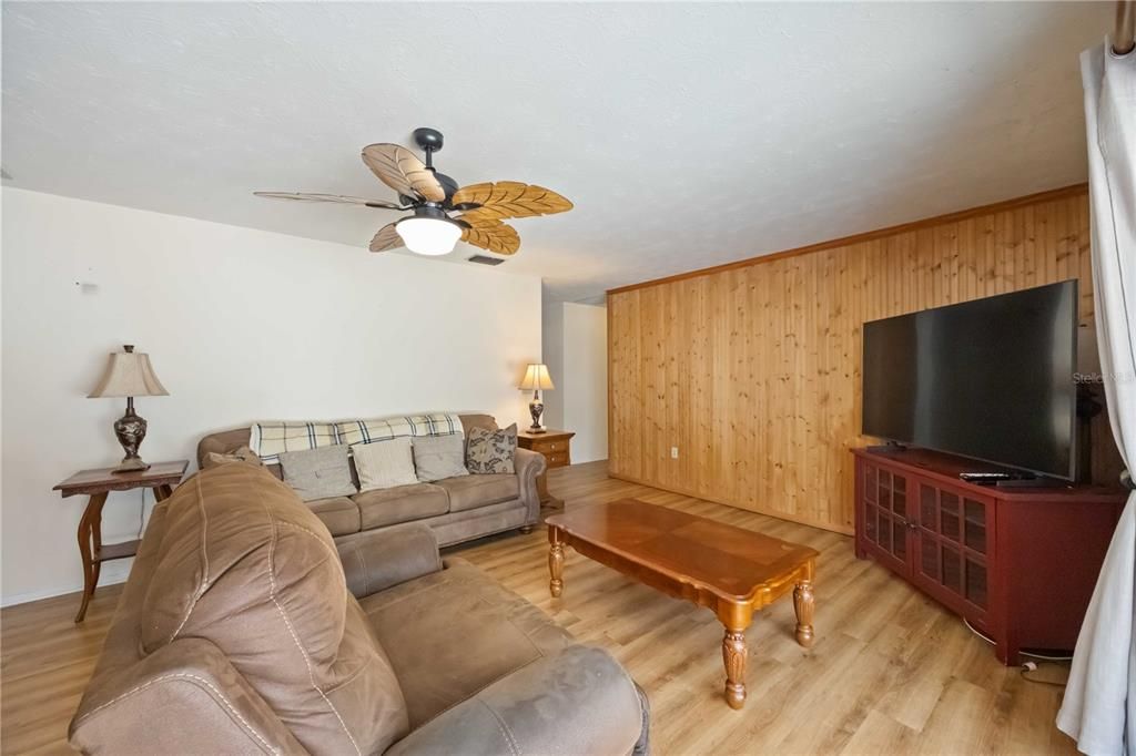 На продажу: $375,000 (3 спален, 2 ванн, 1884 Квадратных фут)