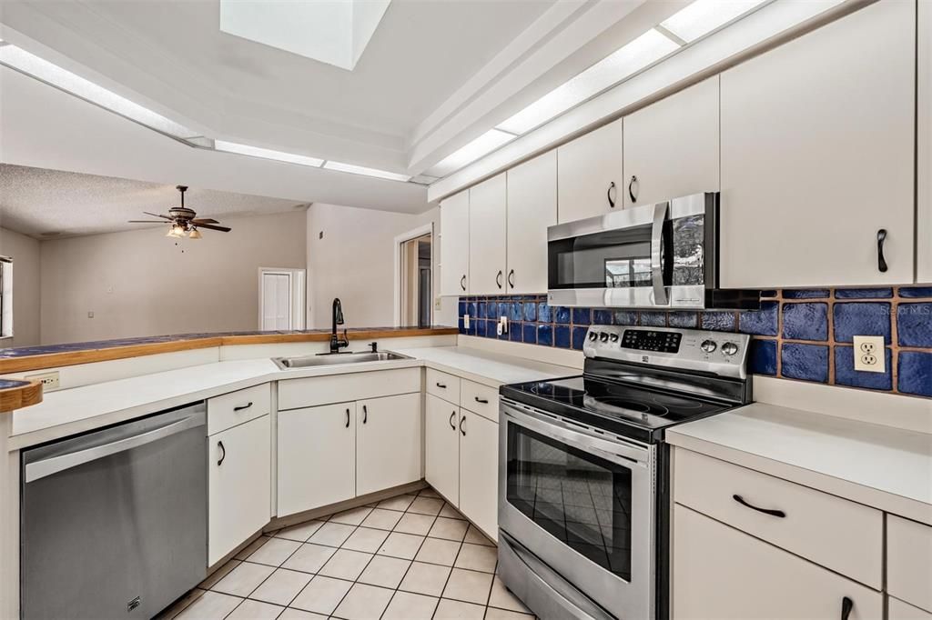 En Venta: $549,000 (4 camas, 3 baños, 2440 Pies cuadrados)