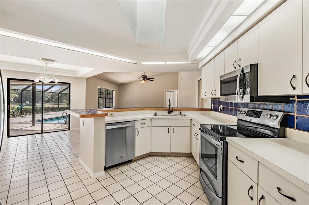 En Venta: $549,000 (4 camas, 3 baños, 2440 Pies cuadrados)