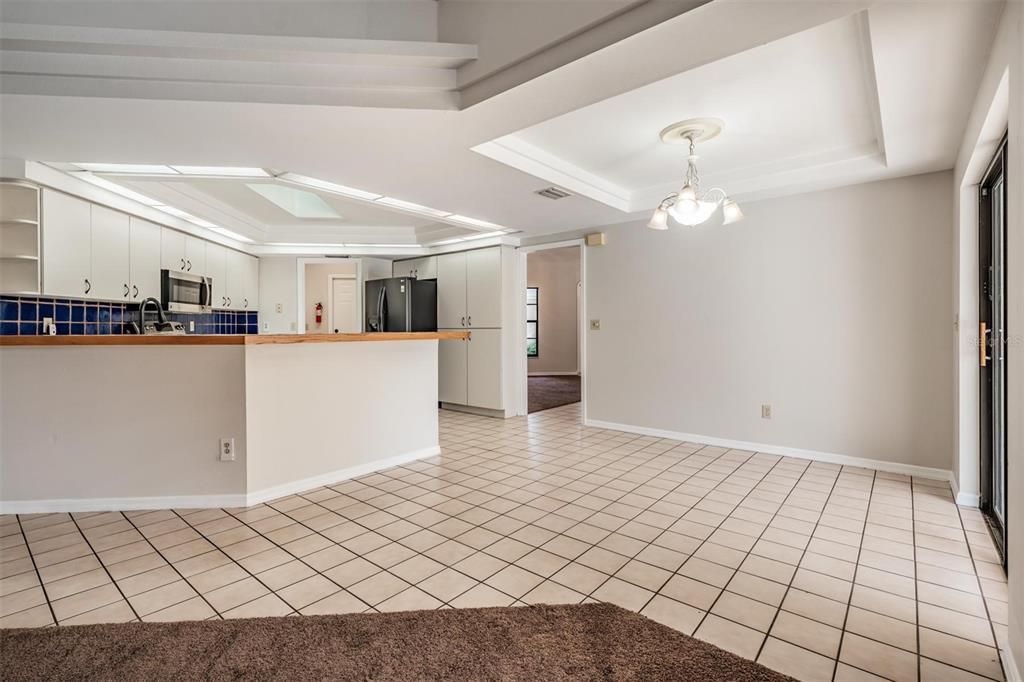 En Venta: $549,000 (4 camas, 3 baños, 2440 Pies cuadrados)