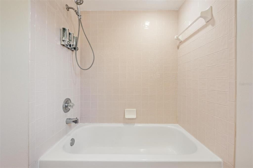 En Venta: $549,000 (4 camas, 3 baños, 2440 Pies cuadrados)